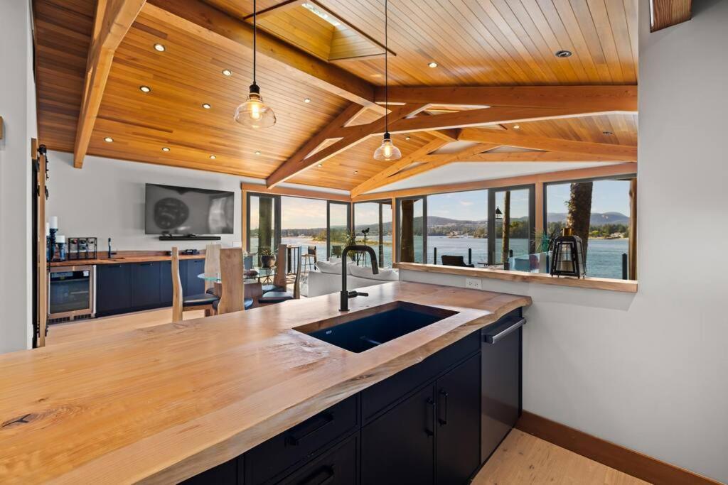 Kingfisher Manor Villa Sooke Exterior photo